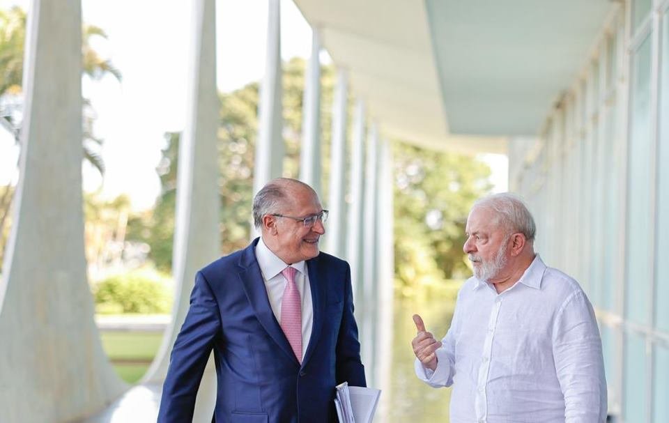 imagem colorida de Lula e Alckmin no Palácio da Alvorada