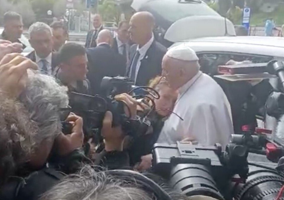 Papa abraça casal ao deixar hospital