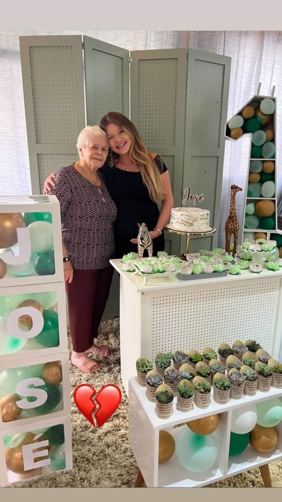 Foto colorida de Lyandra Costa e Dona Carmen - Metrópoles