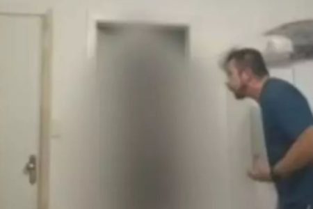 Imagem colorida de homem agredindo mulher
