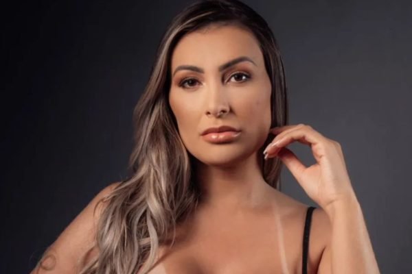 Foto colorida de Andressa Urach em imagem séria - Metrópoles