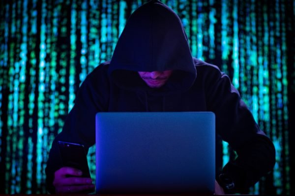 Hacker ataque - Ataques na internet, hackers, rede de sistemas, violações de dados sigilosos, documentos expostos, ciberataque11