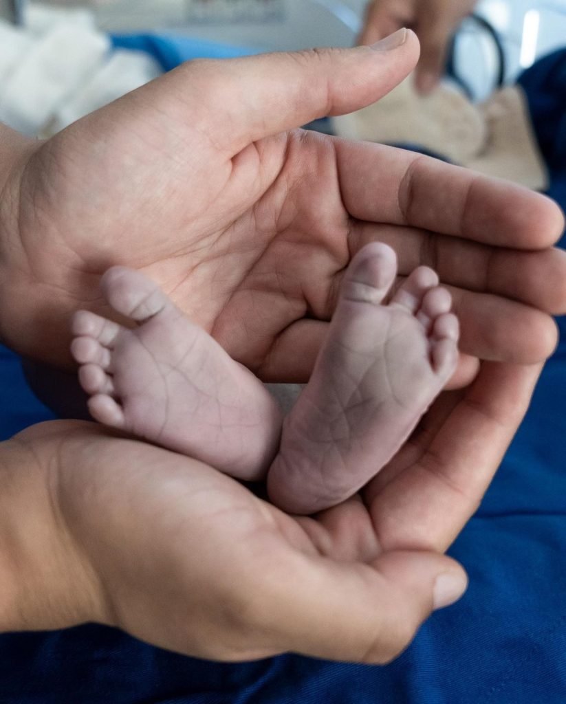 Foto colorida de Projota e o filho, Otto - Metrópoles