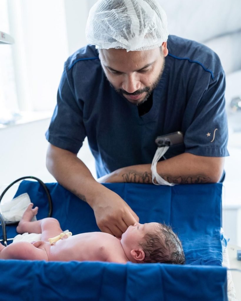 Foto colorida de Projota e o filho, Otto - Metrópoles
