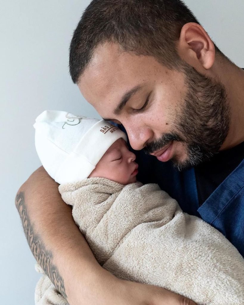 Foto colorida de Projota e o filho, Otto - Metrópoles