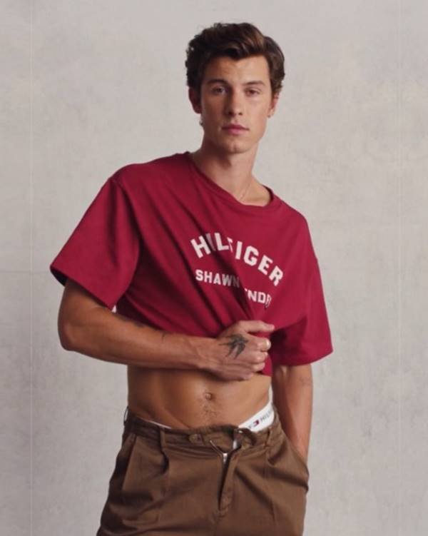 Shawn Mendes in red cropped for Tommy Hilfiger - Metropoles