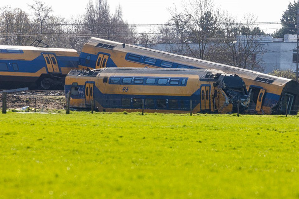 Imagem colorida mostra os dois trens que bateram e deixaram um morto na Holanda - Metrópoles
