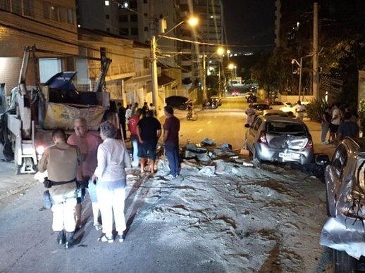 Carro fica destruído após cair de caminhão-cegonha que entalou em