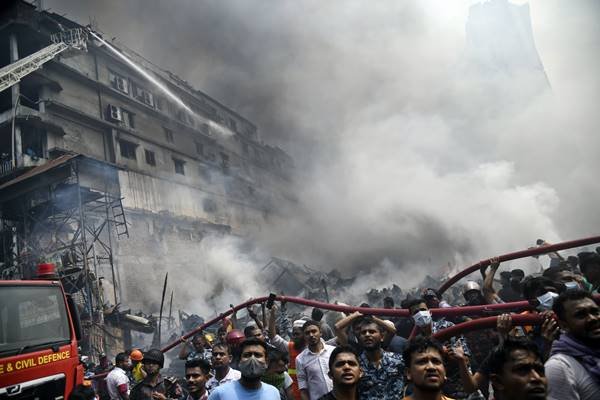 Voluntários ajudam bombeiros em incêndio - Metrópoles