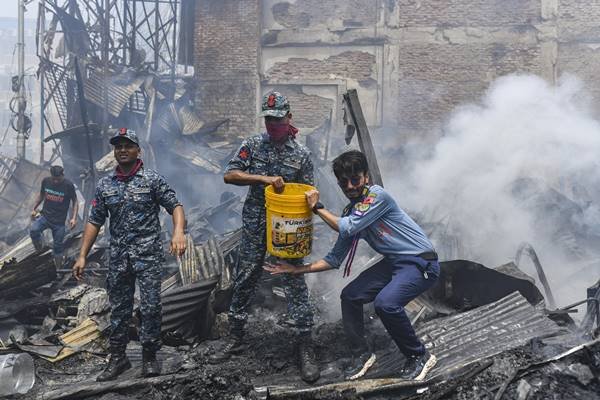 Voluntários ajudam bombeiros em incêndio - Metrópoles