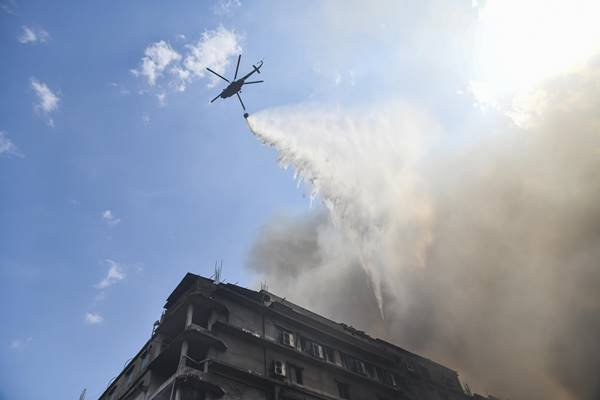 Helicóptero dos bombeiros apagando incêndio em prédio comercial - Metrópoles