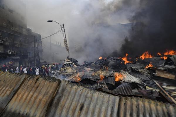 Focos de incêndio em teto de prédio comercial - Metrópoles