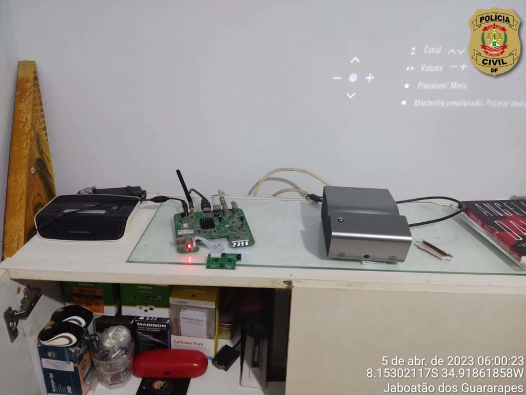 Mesa com aparelhos eletrônicos