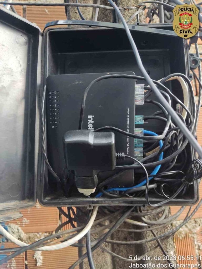 Modem de distribuição de internet com diversos fios