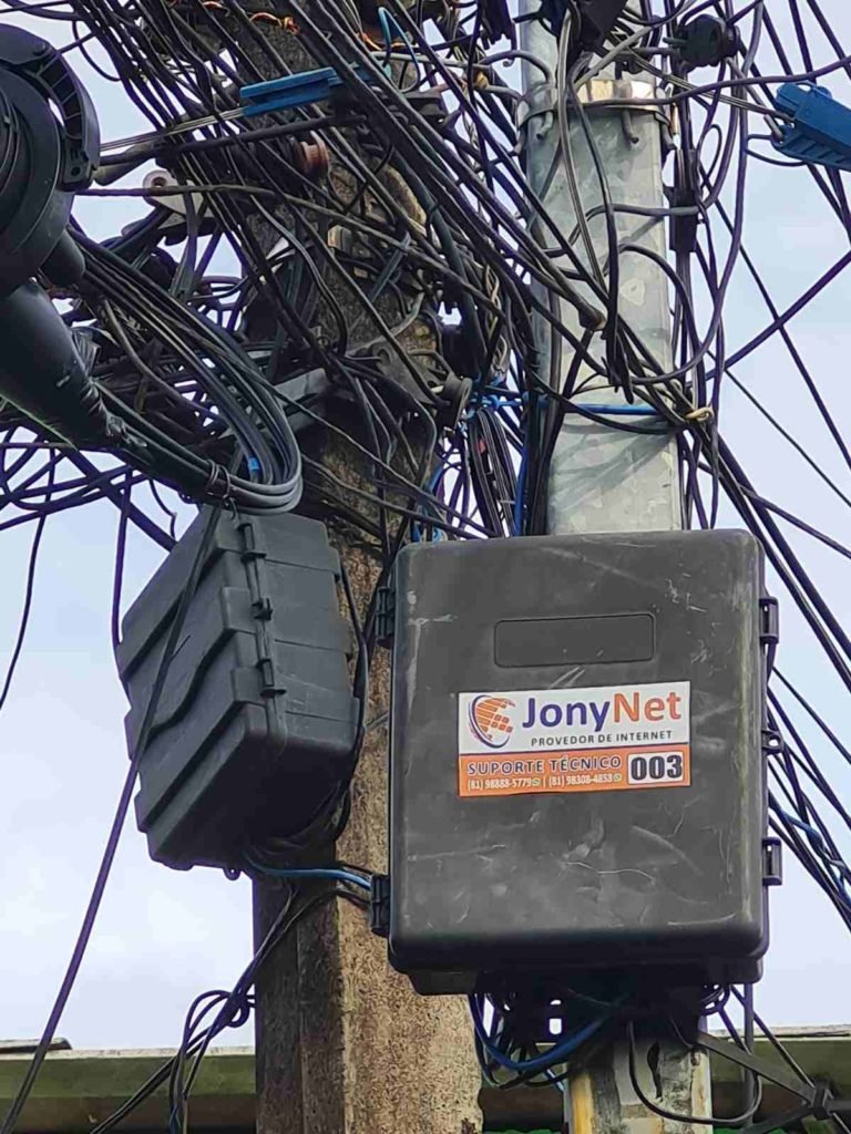 Caixa preta presa em poste com logo Jony Net