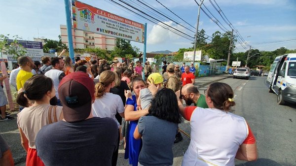 tumulto em frente a creche em Blumenau (SC) - Metrópoles