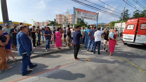 tumulto em frente a creche em Blumenau (SC) - Metrópoles