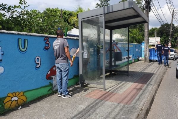 policia faz pericia após Homem pula muro de creche em Blumenau e usa machadinha para matar 4 crianças - Metrópoles