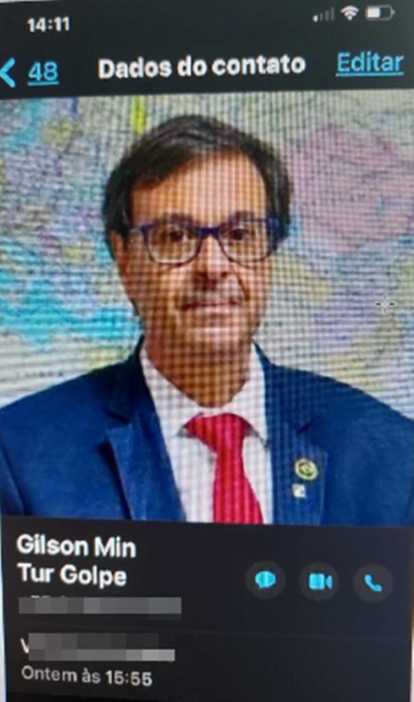 homem de óculos e gravata