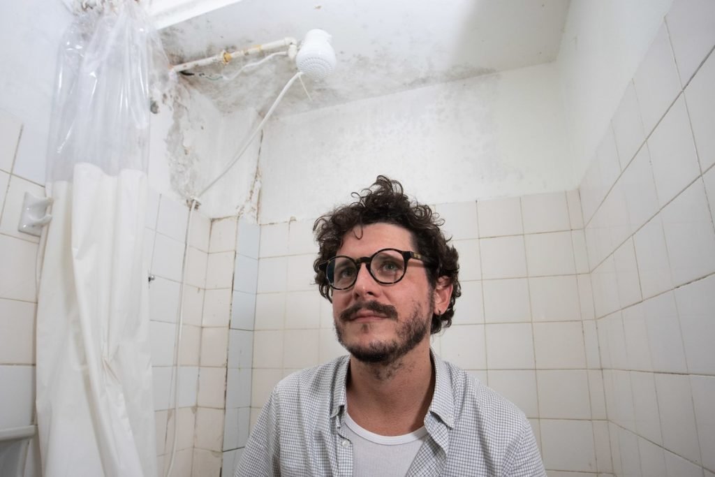 Denis está de mudança do apartamento por causa do aumento do aluguel e da infiltração no banheiro
