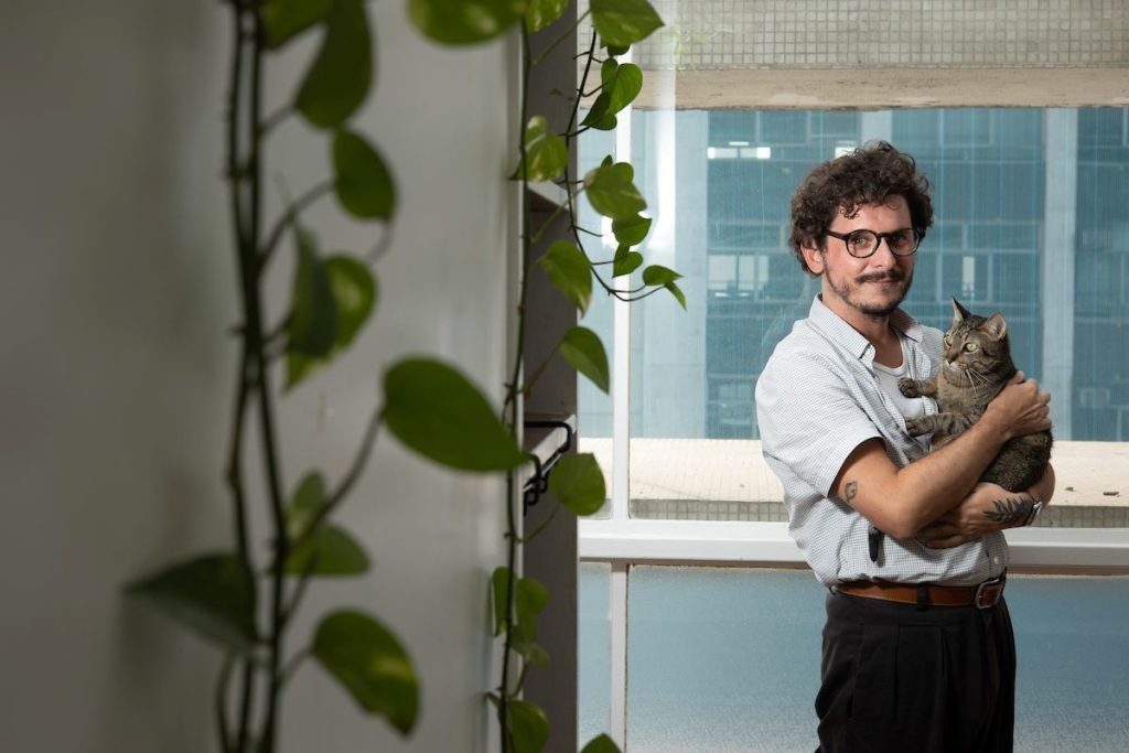 Segundo Denis Ferri, boatos dizem que o apartamento no qual ele mora já foi de um cafetão