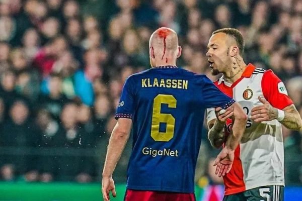 Jogador do Ajax fica sangrando após ser atingido por isqueiro; assista