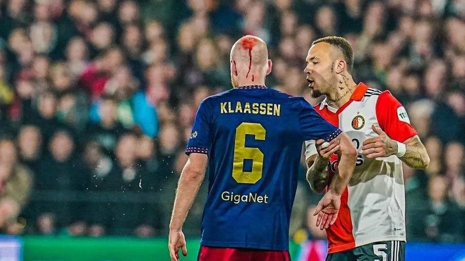 Jogador do Ajax fica sangrando após ser atingido por isqueiro; assista