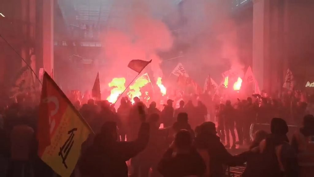 Carro policial é incendiado durante manifestação em Paris