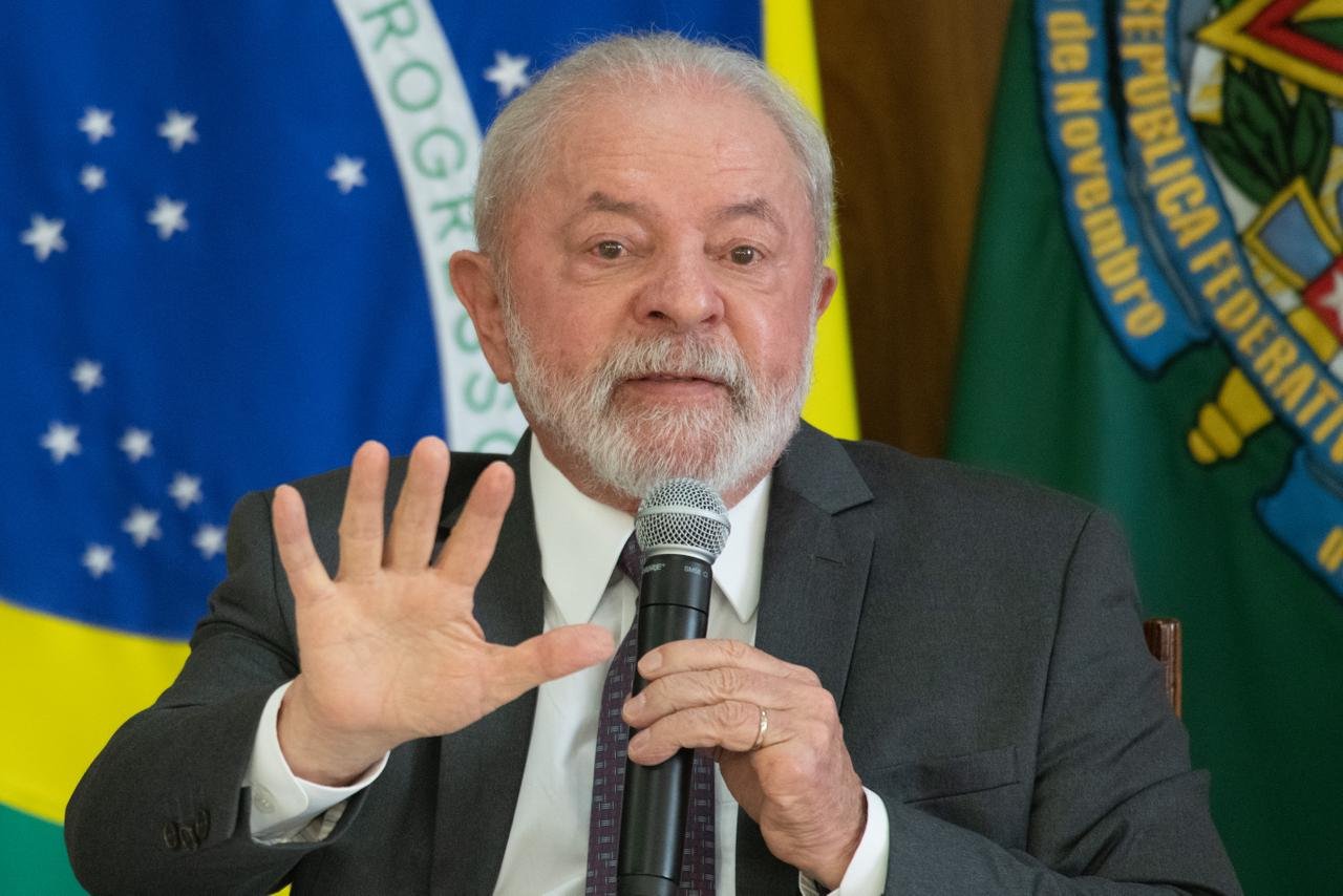 Imagem colorida do presidente Luiz Inácio Lula da Silva em reunião no Palácio do Planalto