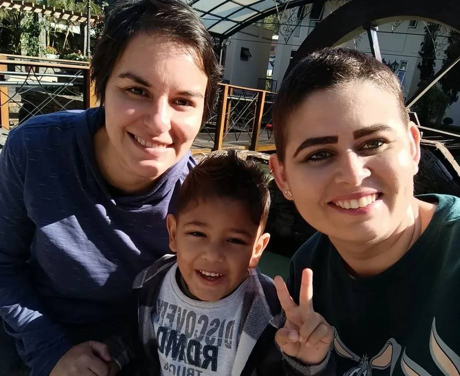 Enzo (centro) e as mães - Metrópoles