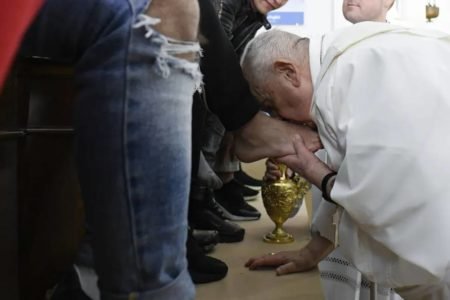 Foto colorida do papa Francisco lavando os pés de menores infratores nas celebrações da semana santa - Metrópoles