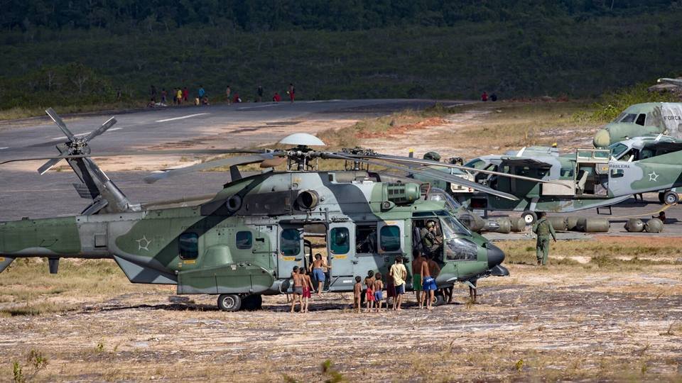 Imagem colorida de helicópteros da Força Aérea Brasileira FAB na Terra indígena Yanomami