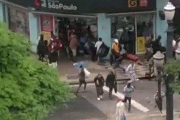 Vídeo: farmácia no centro de SP é saqueada por usuários da Cracolândia