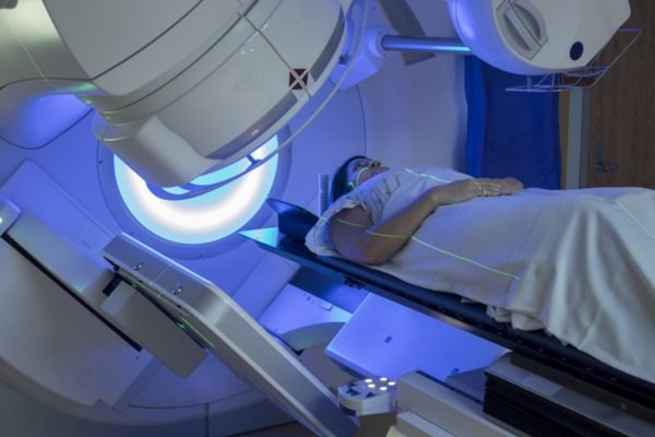 Imagem colorida: mulher faz exame de radioterapia - Metrópoles