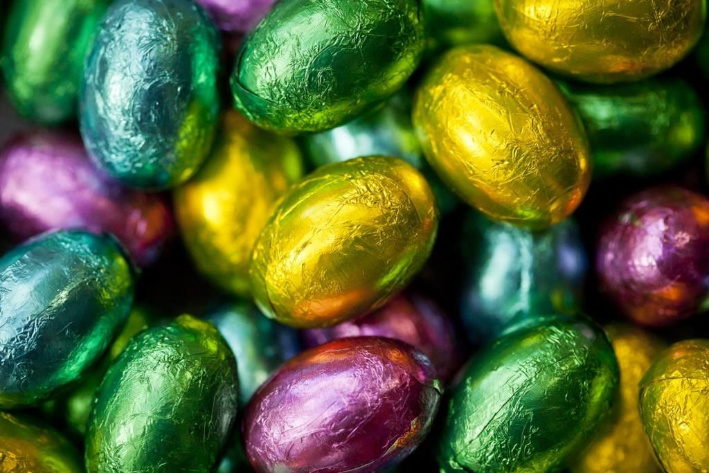 Imagem mostra mini ovos de páscoa embrulhados com papel colorido - Metrópoles
