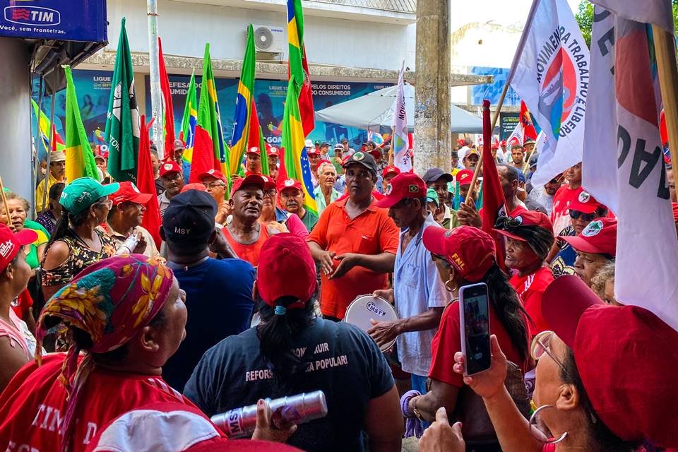 Foto colorida do momento em que o MST invade a sede do Incra em Alagoas - Metrópoles