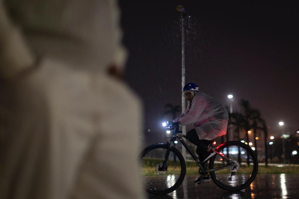 Chuva forte com muitas raios pegam brasilienses de suspensa, nesta segunda-feira (10/04) no centro da Capital Federal.