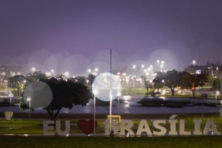 Chuva forte com muitas raios pegam brasilienses de suspensa, nesta segunda-feira (10/04) no centro da Capital Federal.