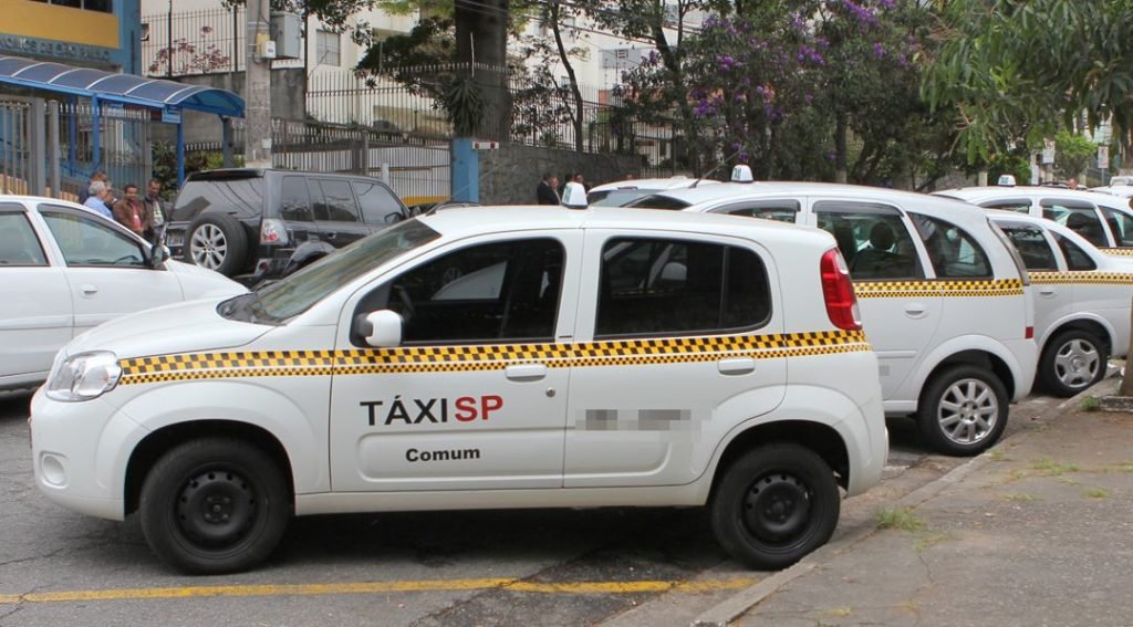 Imagem colorida com táxi da cidade de SP