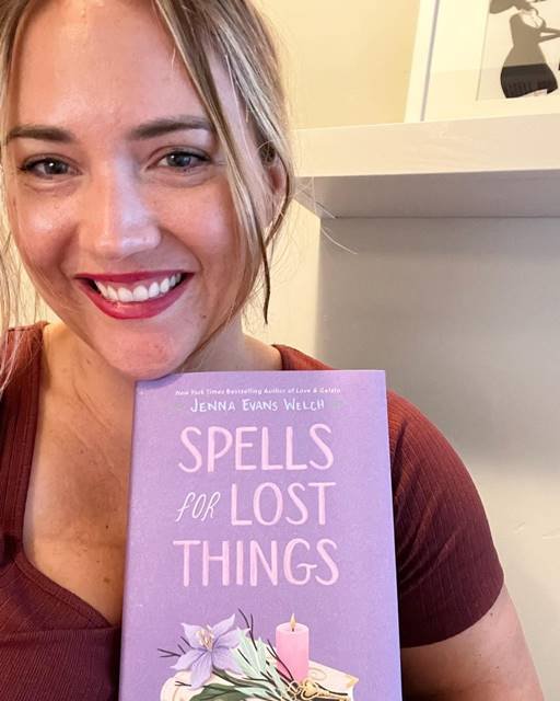 Foto colorida de Jenna Evans segurando o livro Feitiço Para Coisas Perdidas - Metrópoles