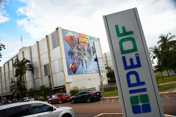 Fotografia colorida de prédio com placa escrita IPEDF