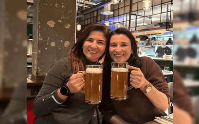 Brasileiras presas na Alemanha comemoram soltura bebendo cerveja