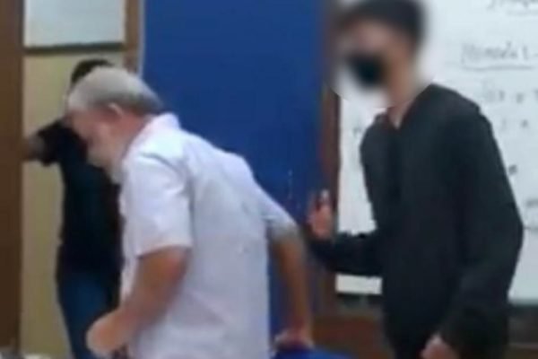 Vídeo: aluno puxa cadeira de professor e o ameaça em escola de SP |  Metrópoles