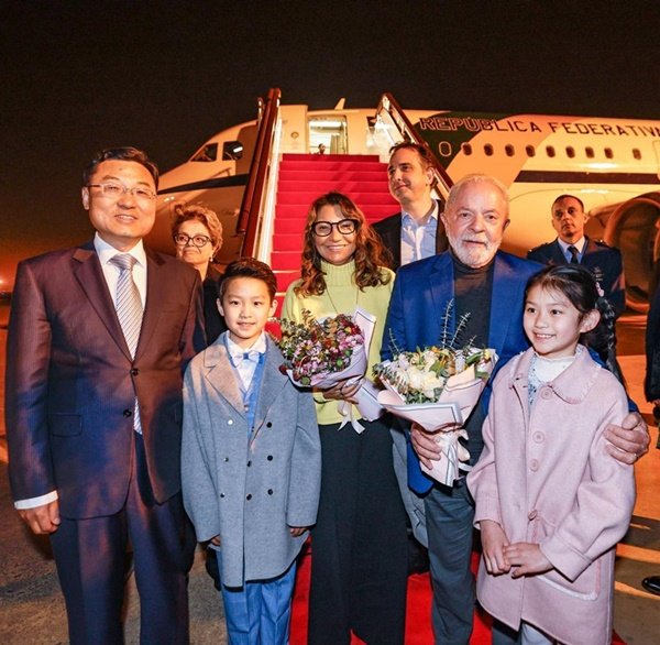 Foto colorida de Lula e Janja chegando na China - Metrópoles