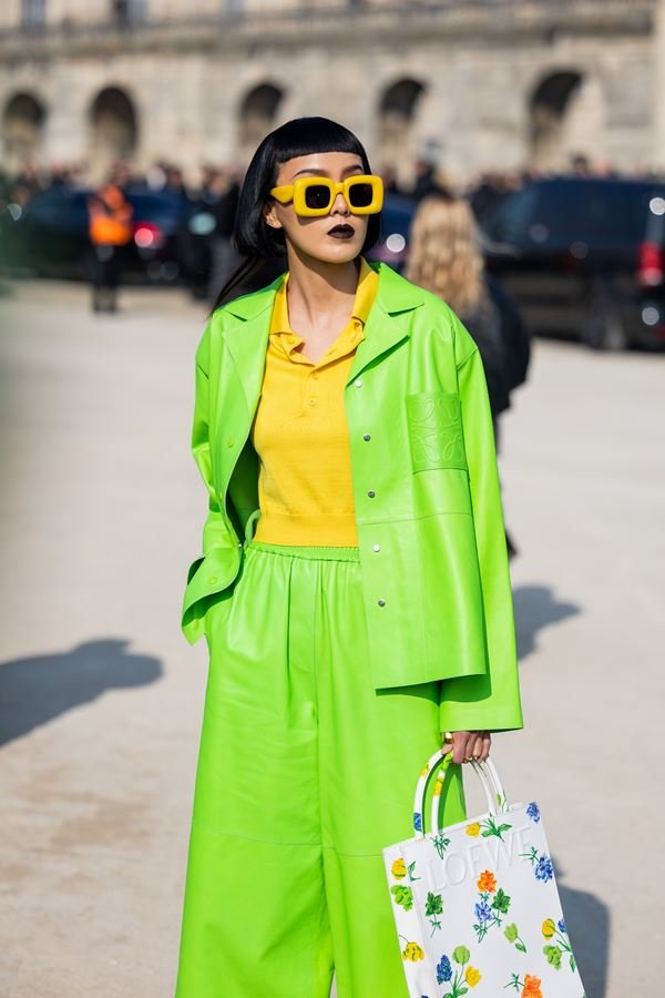 Mulher andando na rua com roupas coloridas - Metrópoles