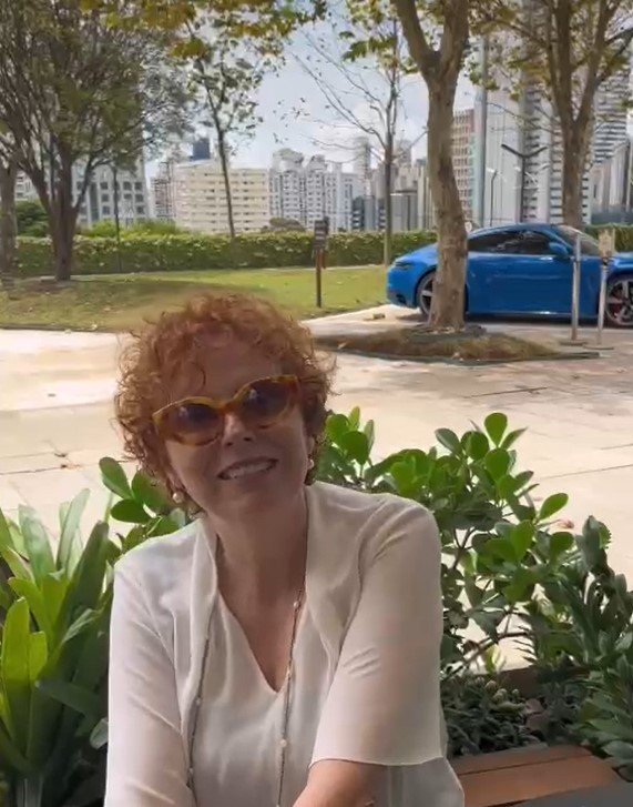 Anaclaudia se apresenta como psicóloga, especialista em comportamento humano e “véia do Porsche”