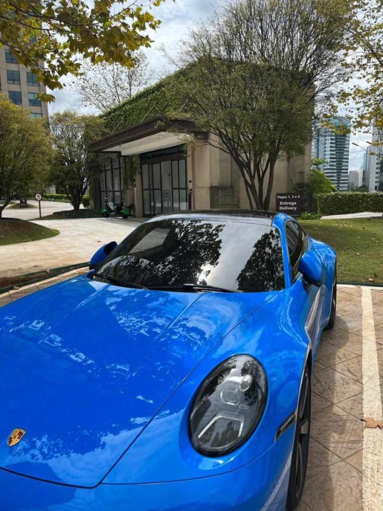 Anaclaudia dá nomes para os carros e cria personalidades para as máquinas: a Porsche atual é a Sally, inspirada na personagem do filme Carros