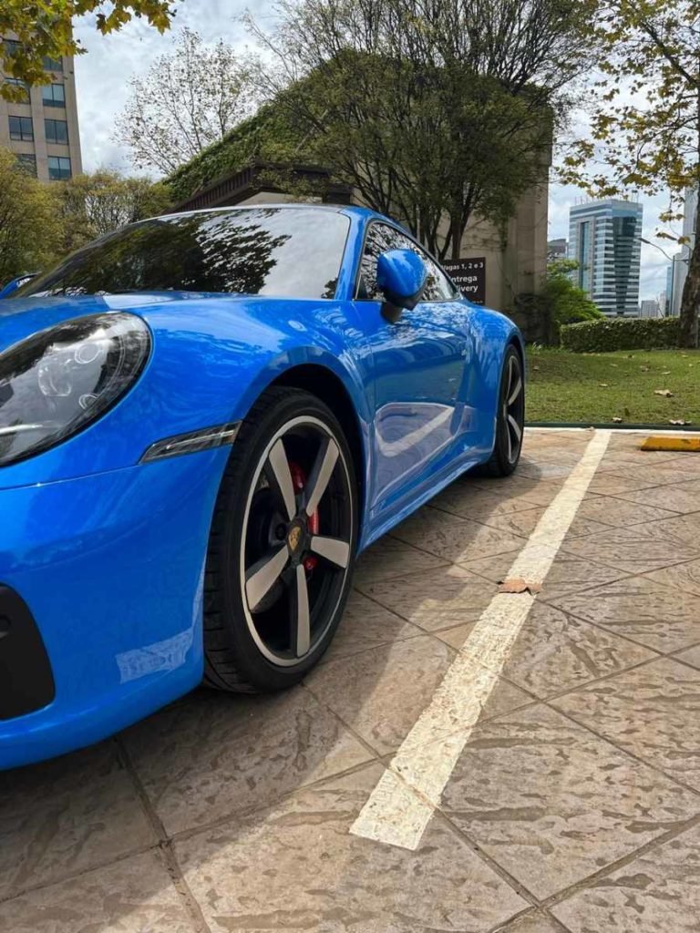 Anaclaudia dá nomes para os carros e cria personalidades para as máquinas: a Porsche atual é a Sally, inspirada na personagem do filme Carros