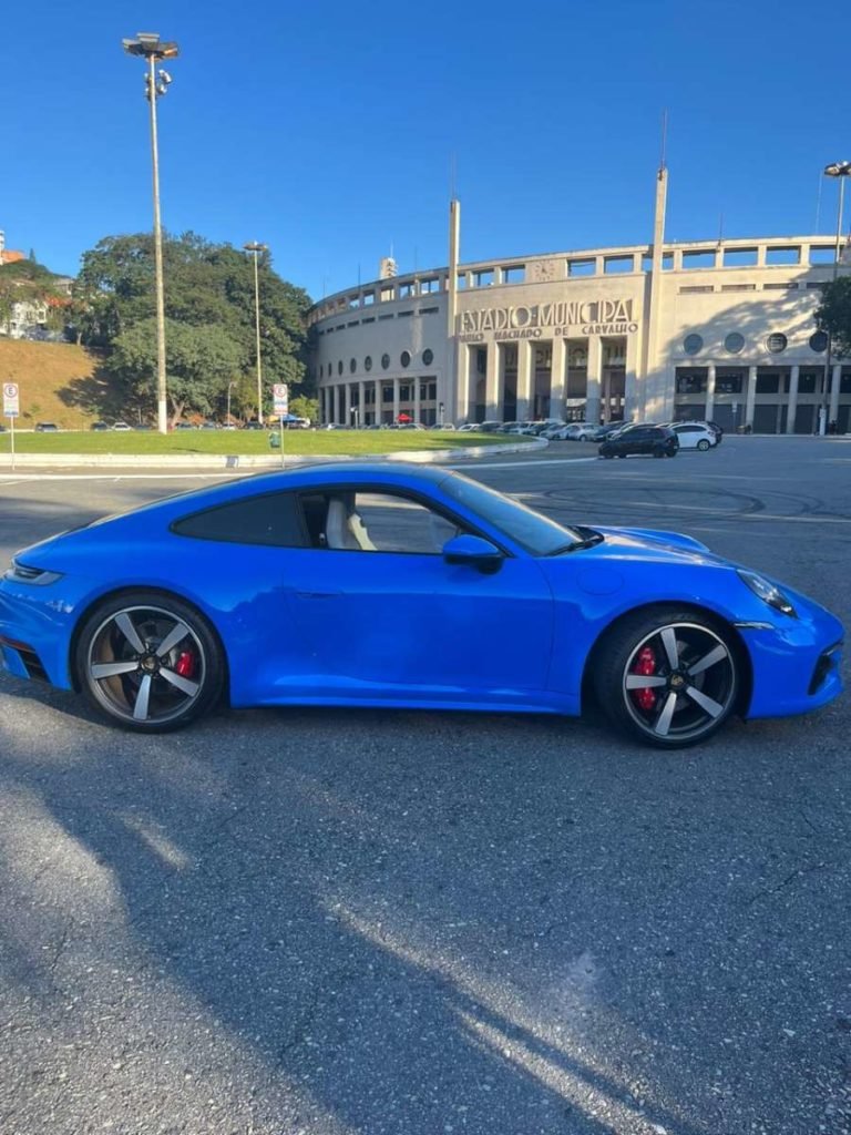 Quem fez a gravação foi o youtuber Dub que ficou impressionado ao vê-la no volante e a intitulou de “velha da Porsche”