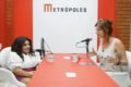 Foto colorida mostrando a Pequena Lo e jornalista-Metrópoles